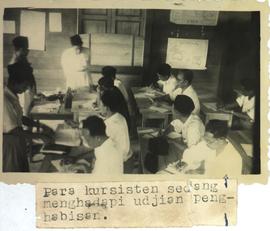 Arsip Visual thn 1950an Djawatan Penerangan Aceh Barat, Peserta Kursus Sedang Mengerjakan Ujian A...