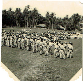 Masyarakat berkumpul Lapangan Upacara