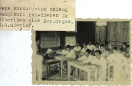 Arsip Visual thn 1950an Djawatan Penerangan Aceh Barat, Peserta Kursus sedang mengikuti pelajaran...